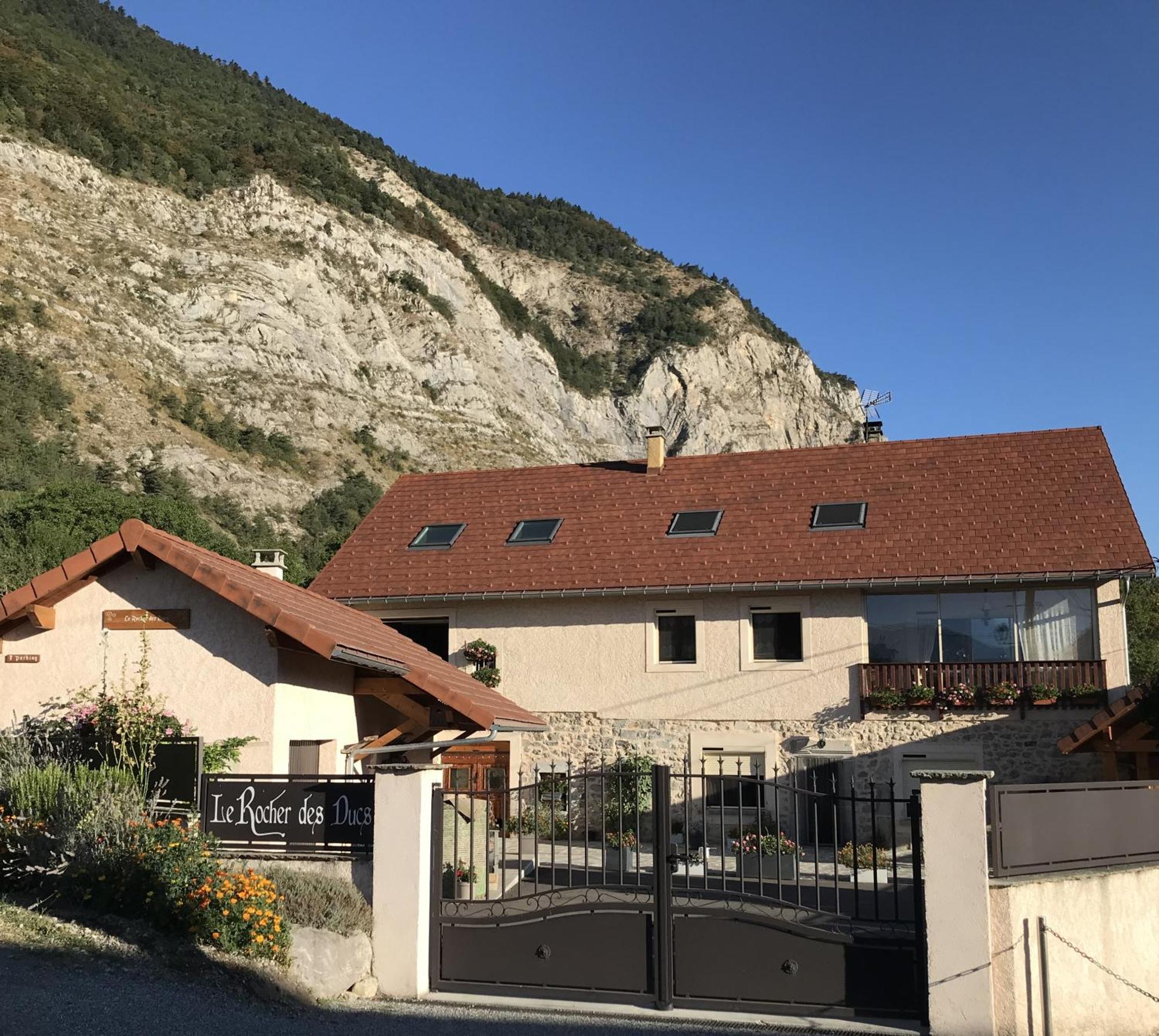 Le Rocher Des Ducs, Vue Sur Montagne, Abris Voitures Et Motos Le Glaizil Exterior photo