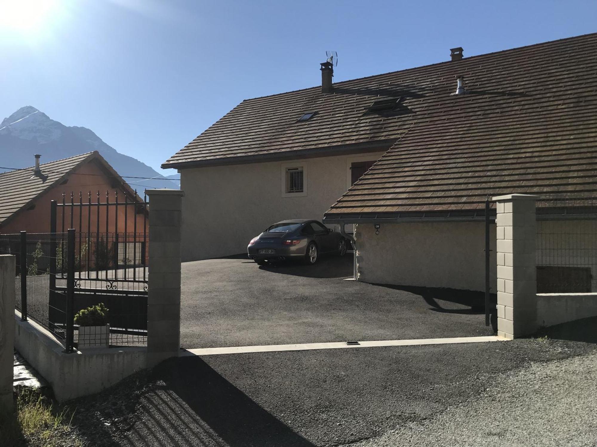Le Rocher Des Ducs, Vue Sur Montagne, Abris Voitures Et Motos Le Glaizil Exterior photo