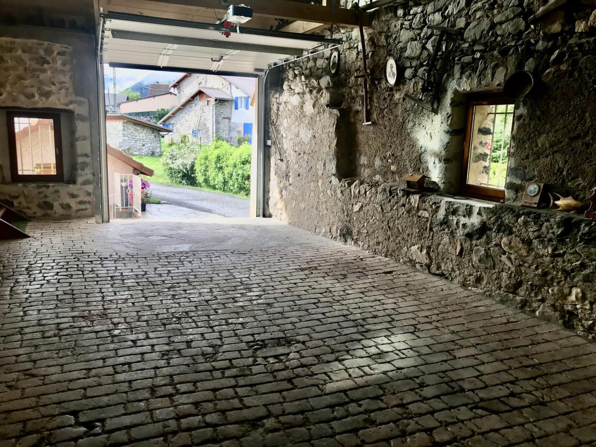 Le Rocher Des Ducs, Vue Sur Montagne, Abris Voitures Et Motos Le Glaizil Exterior photo