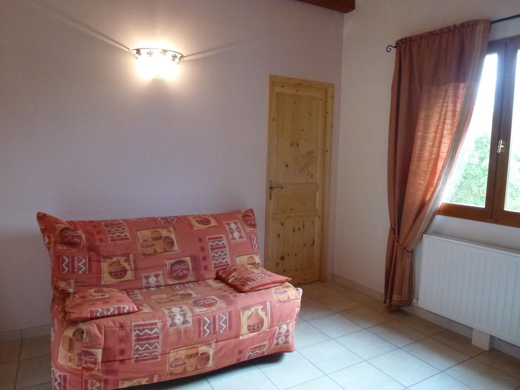 Le Rocher Des Ducs, Vue Sur Montagne, Abris Voitures Et Motos Le Glaizil Room photo