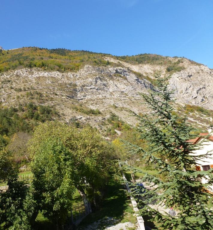 Le Rocher Des Ducs, Vue Sur Montagne, Abris Voitures Et Motos Le Glaizil Exterior photo